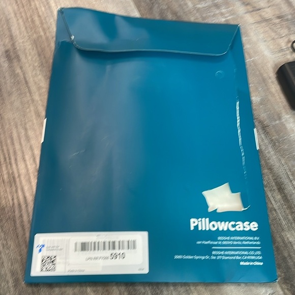 Bedsure Pink & White Satin pillowcase set open package - Picture 6 of 6